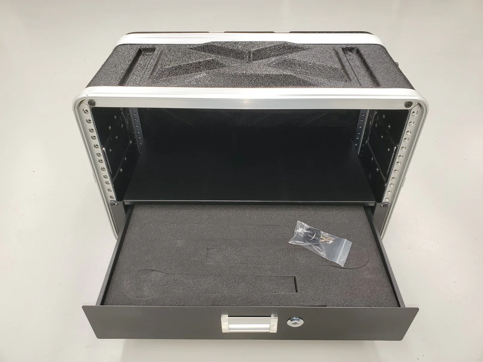 ABS 4RU 19" shallow / effects case with 2RU draw - Image 10