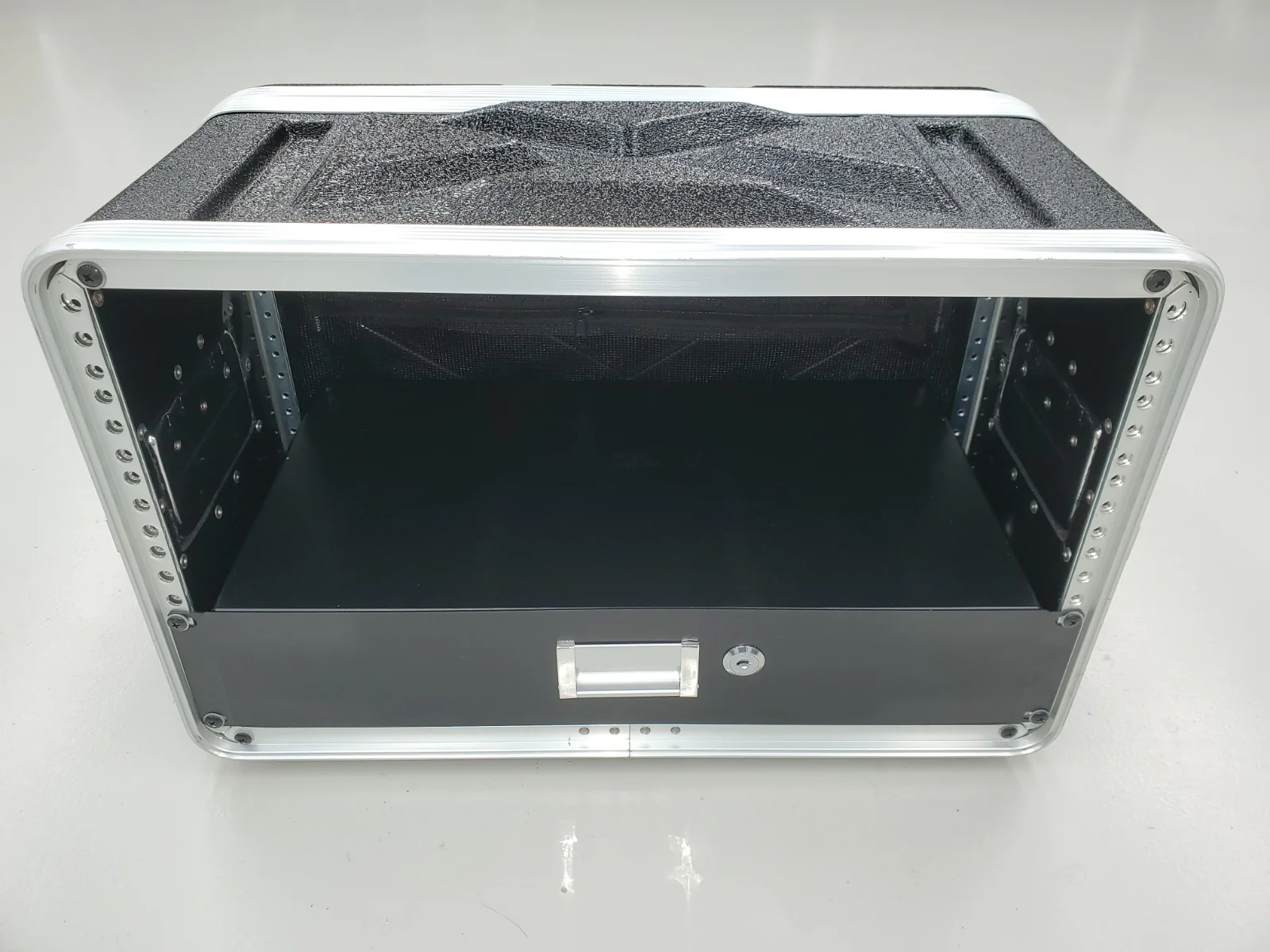 ABS 4RU 19" shallow / effects case with 2RU draw - Image 13