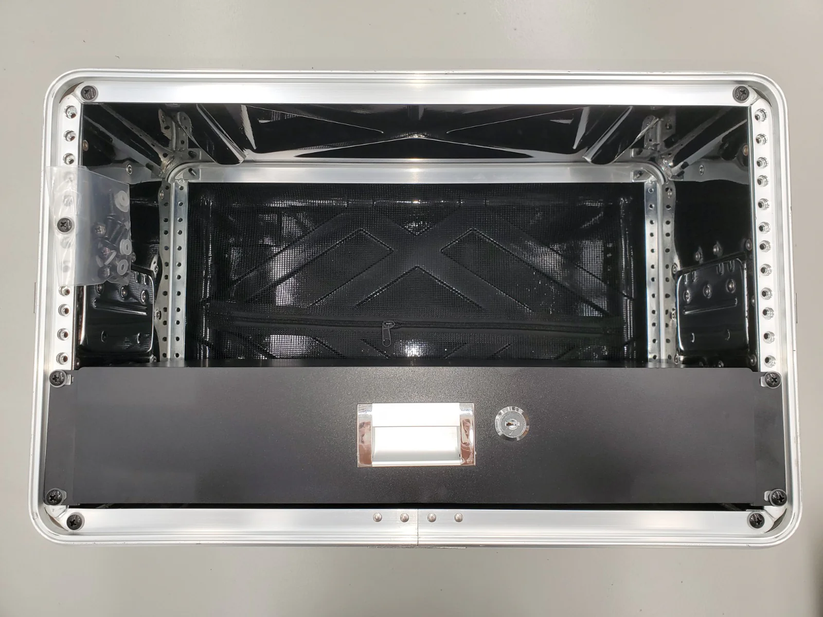 ABS 6RU 19" shallow / effects case with 2RU draw - Image 8